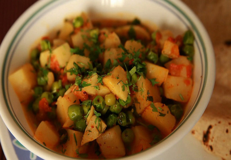 Peas And Potato Curry