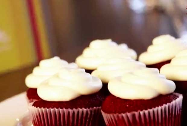 Recipe: Pretty Red Velvet Cupcakes With Cream Cheese Frosting