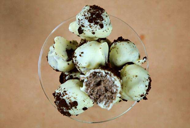 Midnight Dessert Craving: White Chocolate Oreo Balls