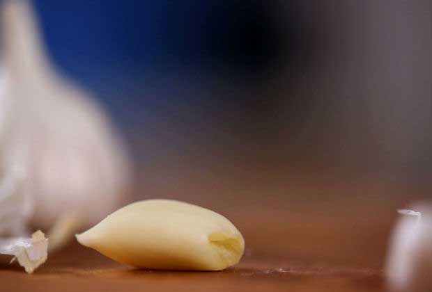 Tips &Tricks: How to Peel Garlic in 10 Seconds