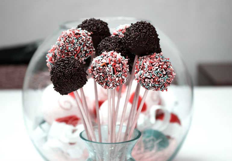 DIY Food: Cake Pop Bouquet For Your Valentine